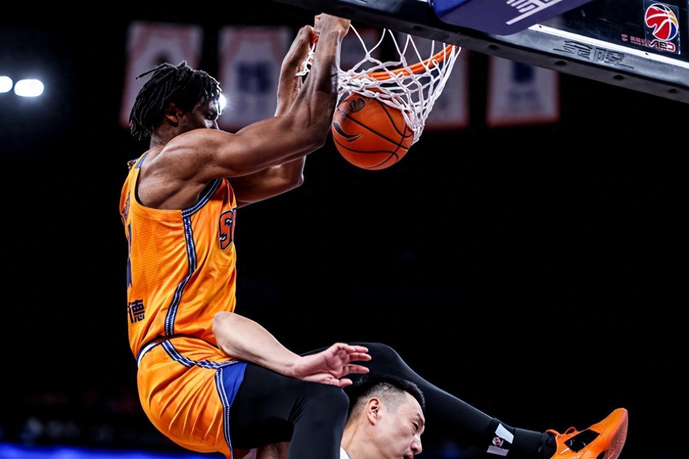 乐鱼体育官方平台-怀特塞德合同已转正！打爆广东北京内线，上海男篮争冠需要他