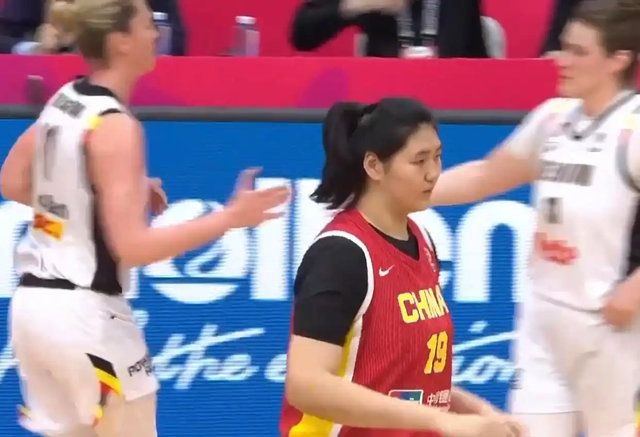 乐鱼体育官方平台-失误多三分差，中国女篮半场落后比利时14分，张子宇得分全队最高